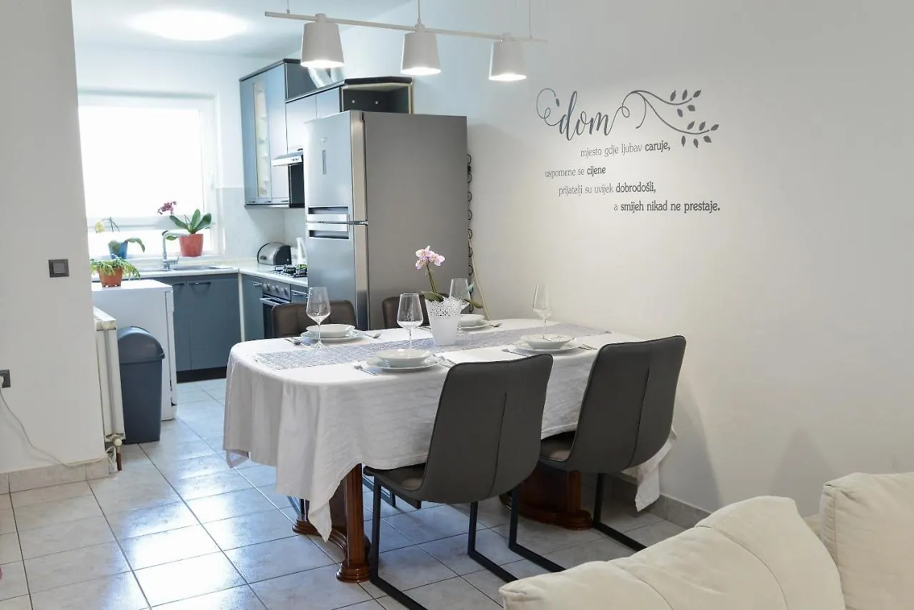Apartment Summer Breeze Zara 0*,